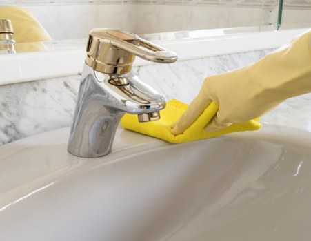 Bathroom end of tenancy cleaning in a South West London flat